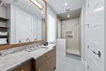 Queen Bedroom Ensuite - 2nd Level- North